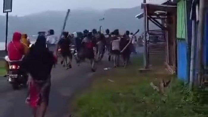 Viral, Emak-emak Bawa Pentungan Bubarkan Konvoi Motor